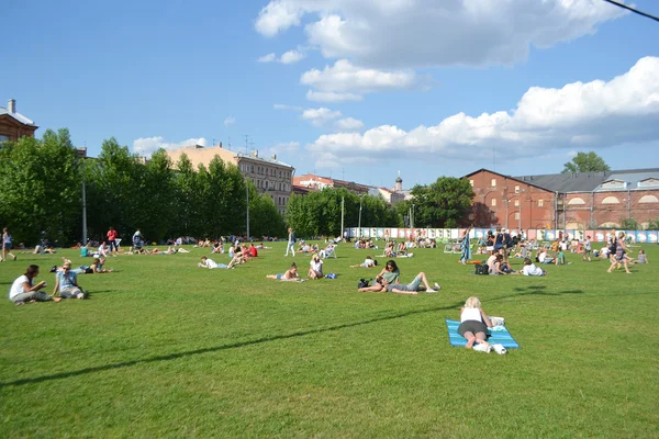 People enjoying relaxing outdoors on the lawn — Stock Photo, Image