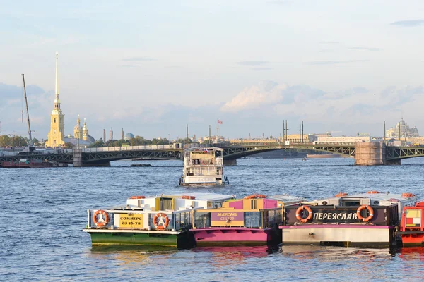 Neva Nehri keyfi teknede — Stok fotoğraf