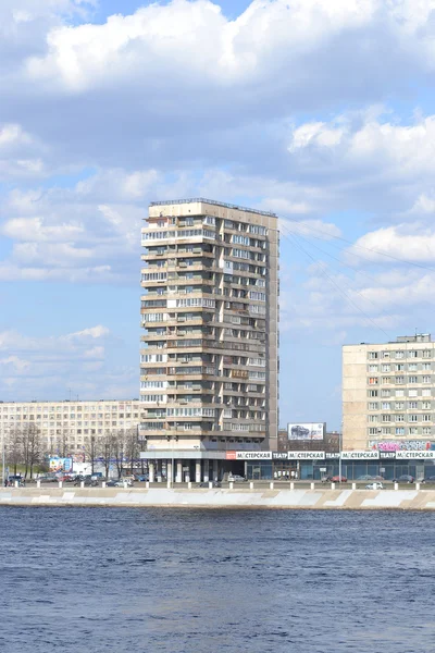 Modern building on the outskirts of St. Petersburg — Stock Photo, Image