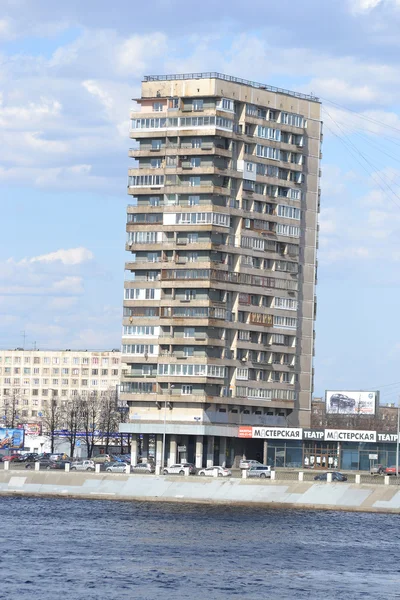 Moderní budova na okraji Petrohradu — Stock fotografie