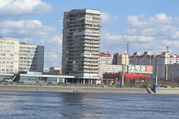 Modern building on the outskirts of St. Petersburg — Stock Photo, Image