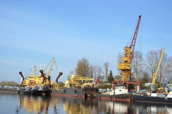 Navio de carga no rio Neva — Fotografia de Stock