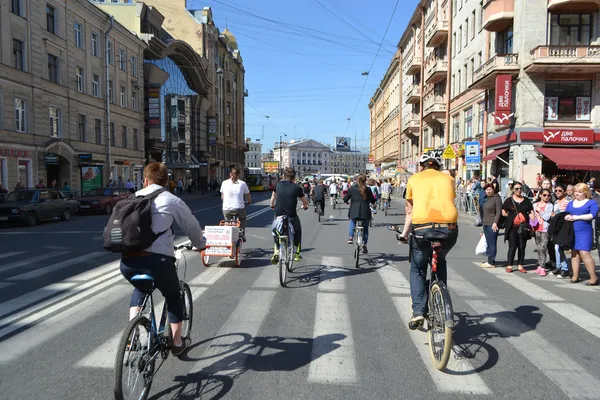 Велопробег по улице Санкт-Петербурга — стоковое фото