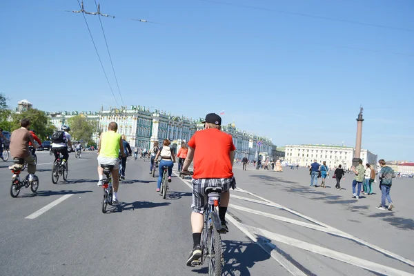 Велопробег по улице Санкт-Петербурга — стоковое фото