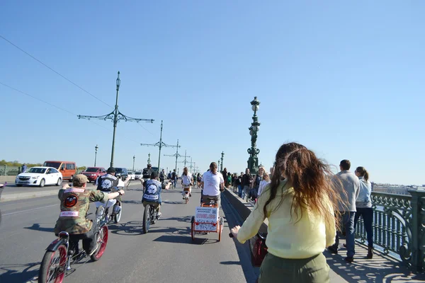 Cykellopp på gatan i st.petersburg — Stockfoto