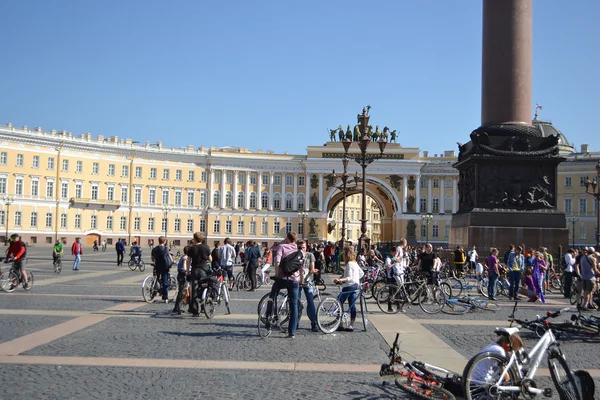 St.petersburg Sarayı meydanda Bisiklete binme bitirmek — Stok fotoğraf