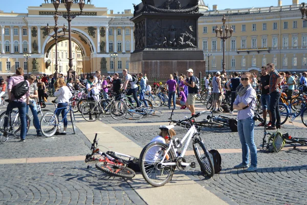 Ziel Radeln auf dem Schlossplatz von St.petersburg — Stockfoto