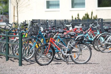 Park halindeki bisikletler