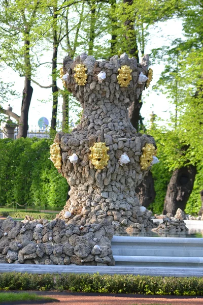 Fuente en jardín de verano renovado — Foto de Stock