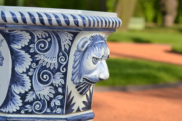 Vase Detail im renovierten Sommergarten — Stockfoto
