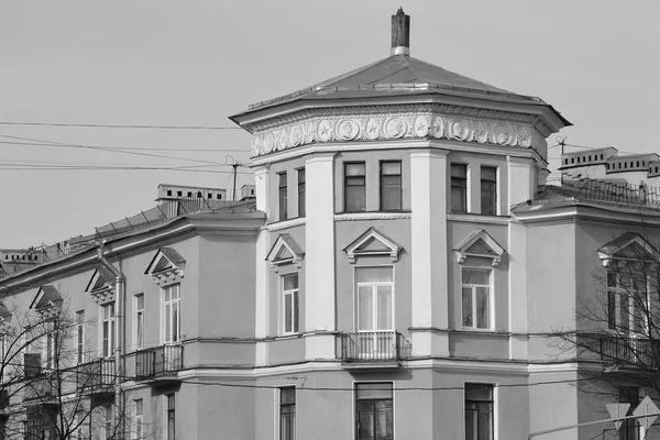 Das Gebäude im Stil des Stalins in Kolpino. — Stockfoto