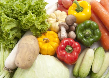 beyaz arkaplanda taze meyve ve sebzeler