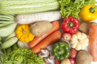 beyaz arkaplanda taze meyve ve sebzeler