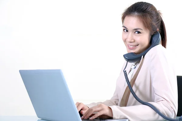 Jonge mooie zakelijke dame praten met telefoon — Stockfoto