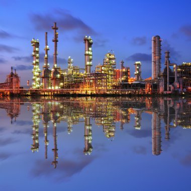 Petrokimya tesisi bir yansımasıdır, gece