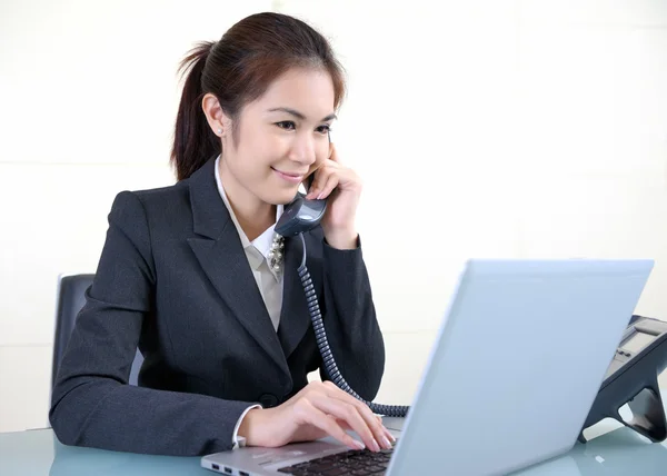 Young beautiful business lady talk with phone — Stock Photo, Image