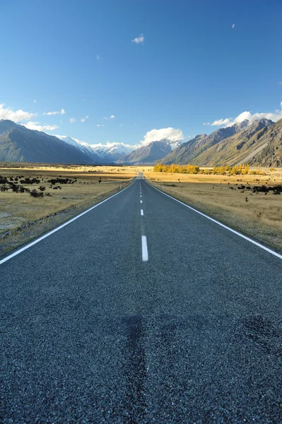 Estrada vazia em linha reta que leva a Aoraki-Mount Cook — Fotografia de Stock
