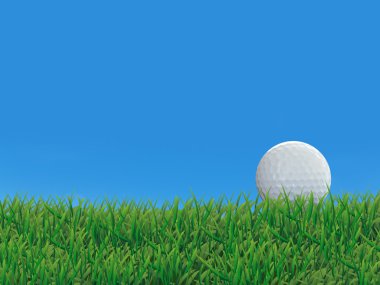 Yeşil çimlerin üzerinde golf topu