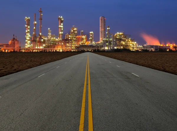 Нефтехимический завод в пустыне — стоковое фото