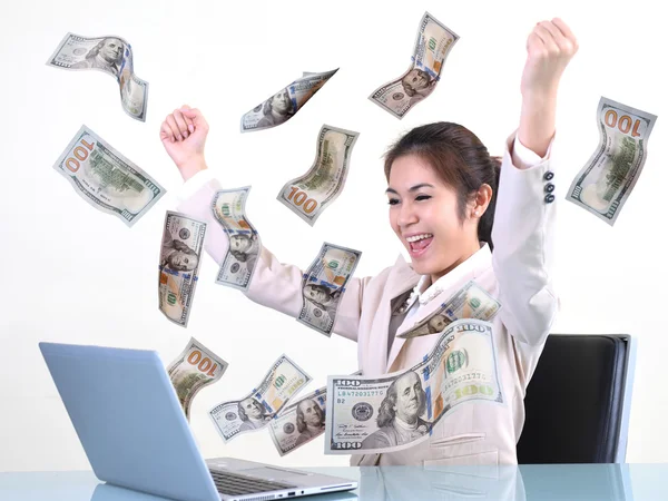 Business woman using laptop in office — Stock Photo, Image