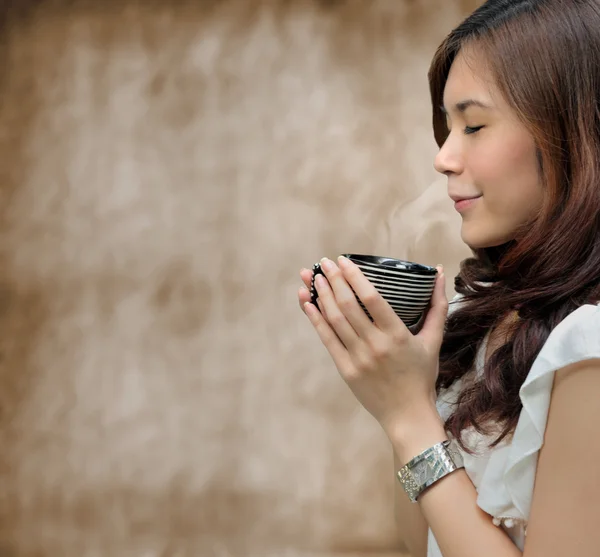 Flicka koppla av med kaffe drink — Stockfoto