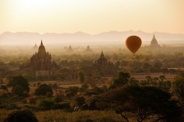 Sunrise bagan Myanmar tapınakları üzerinde