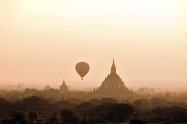Sunrise bagan Myanmar tapınakları üzerinde