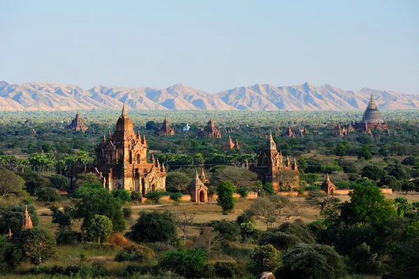 Sonnenaufgang über Tempeln der Heiden in Myanmar — Stockfoto