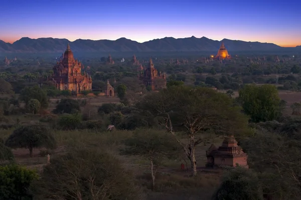 Salida del sol sobre los templos de Bagan en Myanmar — Foto de Stock