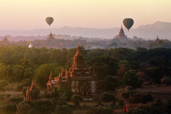 Sonnenaufgang über Tempeln der Heiden in Myanmar — Stockfoto