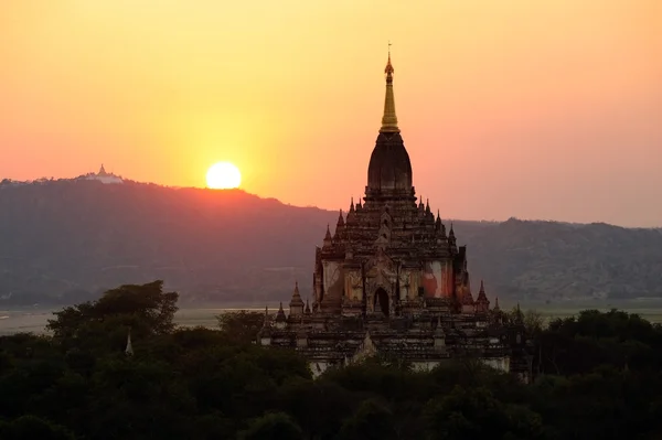 Zonsopgang boven tempels van bagan in myanmar — Stockfoto