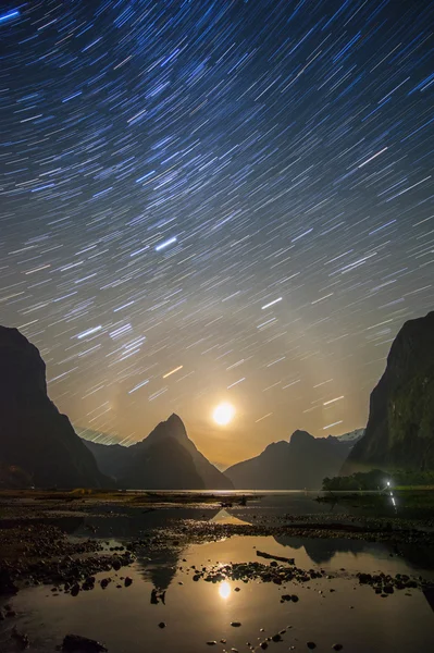 Milford sound at night with startrail, New Sealand — Stock Photo, Image