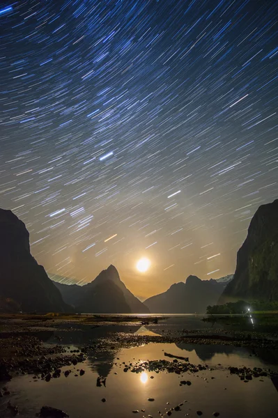 Sonido de Milford por la noche con Startrail, New Sealand — Foto de Stock