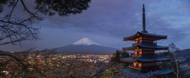 mt. fuji arka plan ile kırmızı pagoda