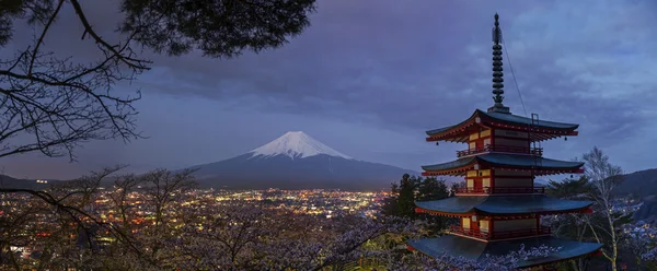 Pagoda roja con Mt. Fuji como fondo — Foto de Stock