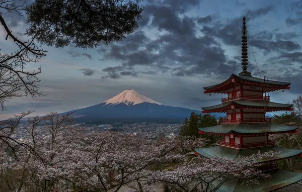 Pagode vermelho com Mt. Fuji como pano de fundo — Fotografia de Stock