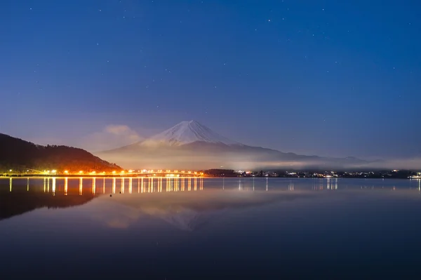 Mt Fuji no início da manhã com reflexão sobre o lago kawaguc — Fotografia de Stock