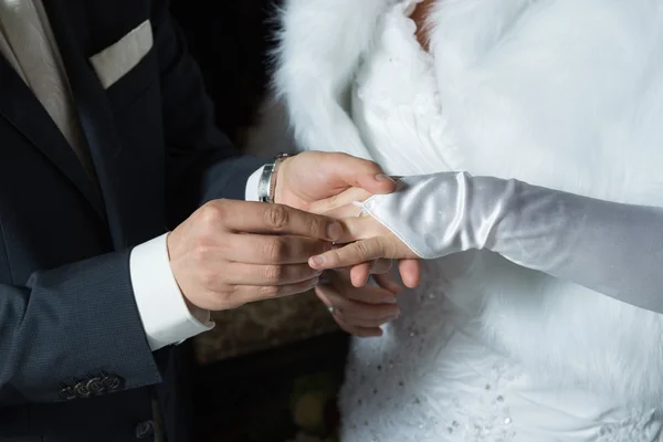 Cambio de anillo de boda Imágenes de stock libres de derechos