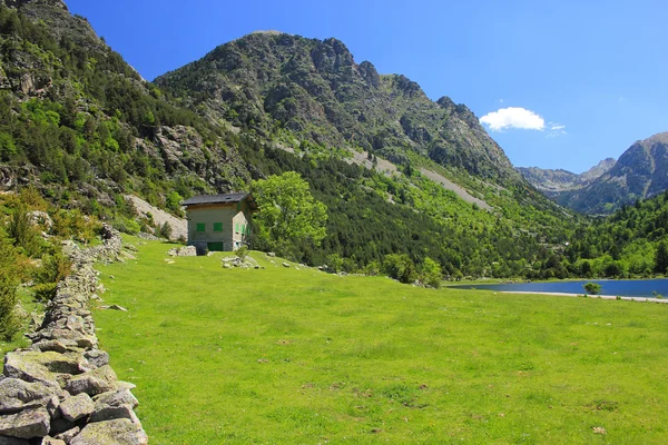 Jezero llebreta v Pyrenejích — Stock fotografie