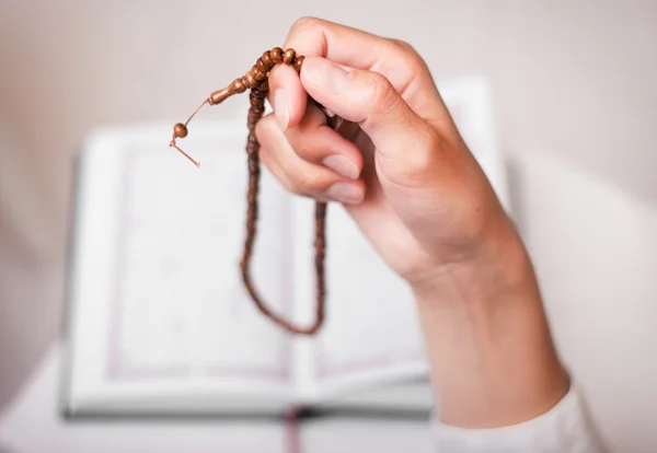 Jeune femme priant avec des perles — Photo