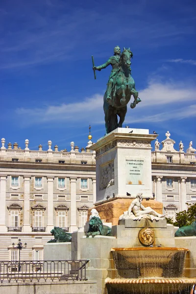 Königspalast im Zentrum Madrids — Stockfoto