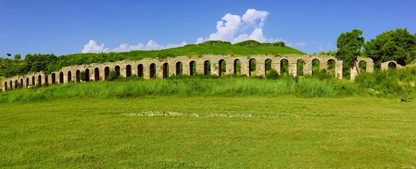 Pięknego rzymskiego akweduktu — Zdjęcie stockowe