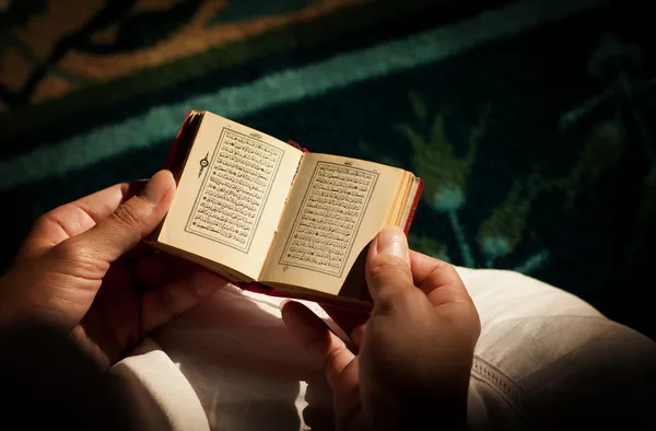 Corán - libro sagrado de los musulmanes — Foto de Stock