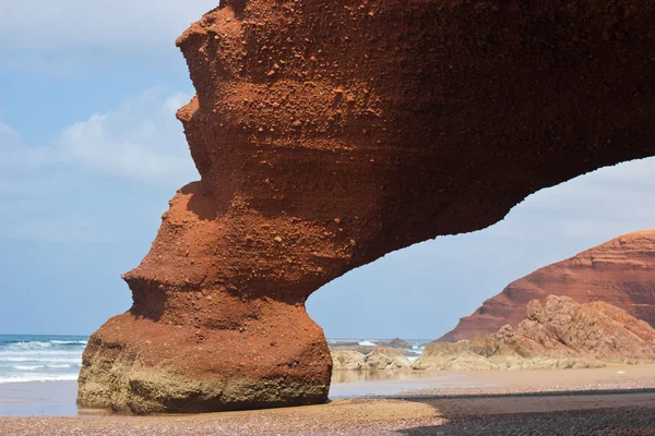 D'énormes falaises rouges sur la côte de l'océan Atlantique — Photo