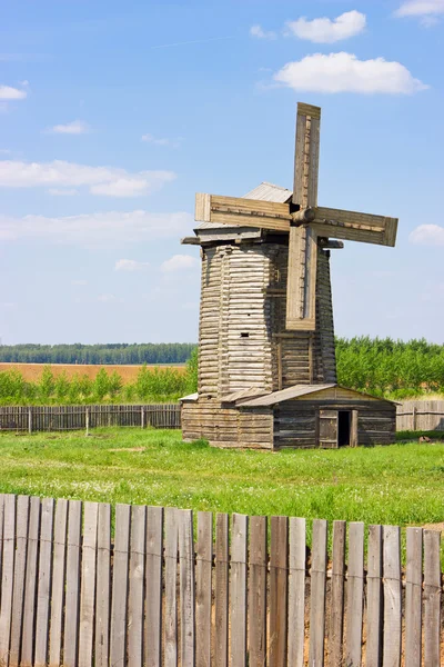 Molino de viento de madera en Rusia — Foto de Stock