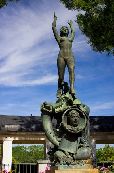 Monument av kvinna i madrid — Stockfoto