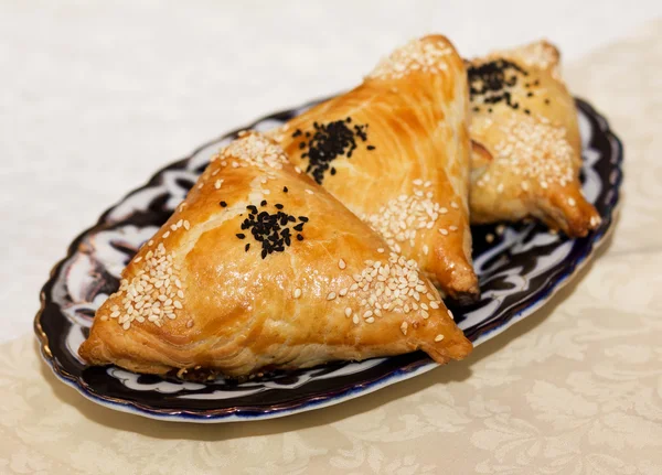 Samosas na talerzu — Zdjęcie stockowe