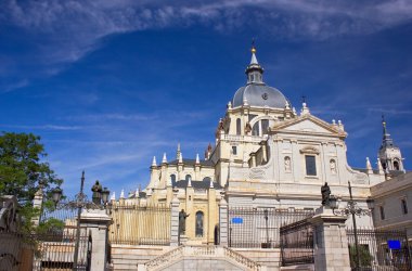 Madrid'da katedral kilise