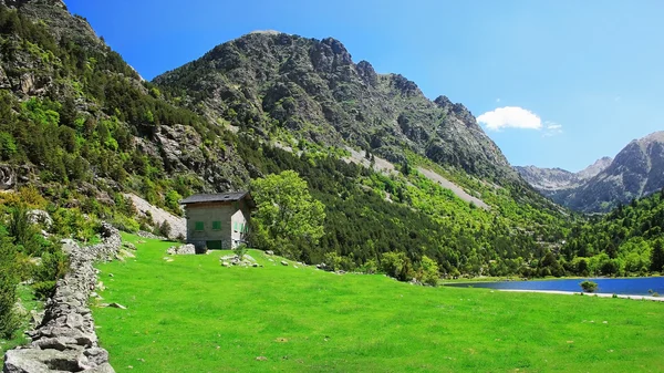 Lago Llebreta en el parque nacional Aiguestortes — Foto de Stock