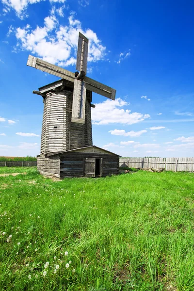 Molino de viento de madera en Rusia — Foto de Stock